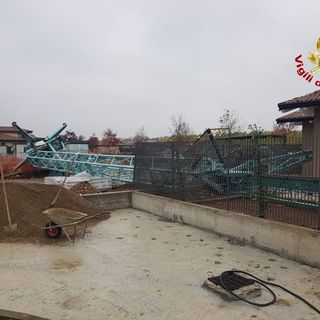 Trivolzio, incidente sul lavoro: operai travolti da gru in cantiere, le immagini
