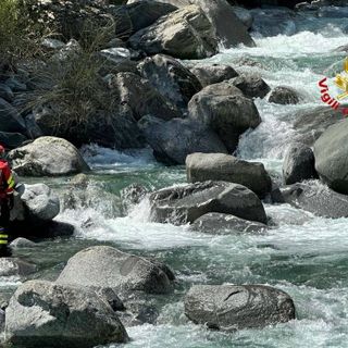 I vigili del fuoco impegnati nelle ricerche in Valtellina. Sotto: i soccorsi nella Bergamasca