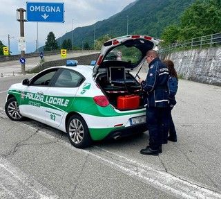 Piemonte, 60enne guida mentre si beve una birra: patente ritirata