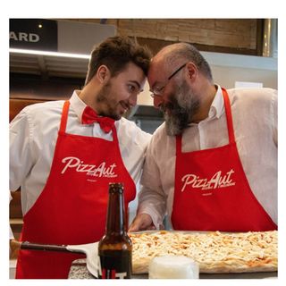 Papà Nico con Lorenzo che da pochi giorni ha festeggiato un contratto a tempo indeterminato
