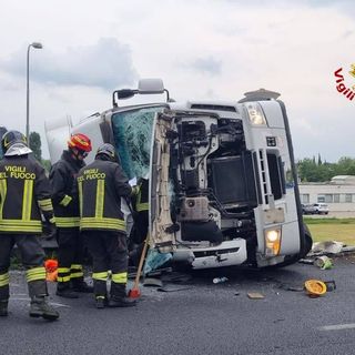 FOTO. Autocisterna si ribalta in autostrada: paura sul raccordo tra Autolaghi e 336 di Malpensa e svincolo chiuso