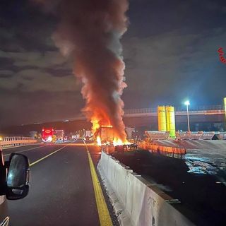 FOTO. Fuoco sull'Autolaghi a Origgio: camion divorato dalle fiamme