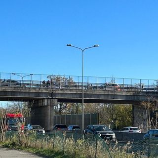 Gallarate: minaccia di gettarsi dal ponte sopra la 336. Salvato dalla Polizia