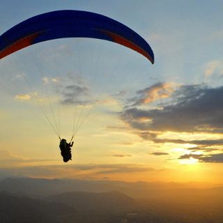 Varese: 51enne in parapendio contro albero