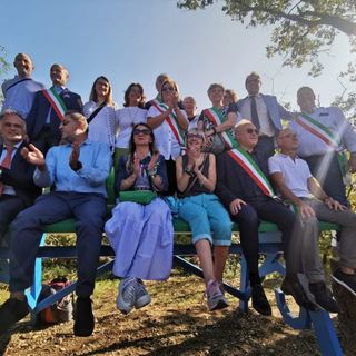 Big bench, che festa a Bernate Ticino: baciata dal sole la prima dell’area metropolitana milanese