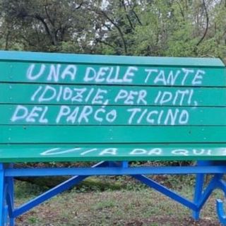 Imbrattata (di nuovo) la panchina gigante a Bernate Ticino