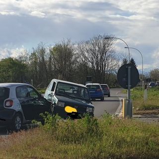 Ancora un incidente al solito incrocio Magenta-Robecco: Panda sale sulla Smart