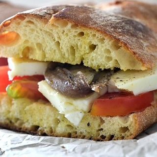 Dal pane cunzato ai peperoni con bagna cauda, col maltempo.. tradizione a tavola