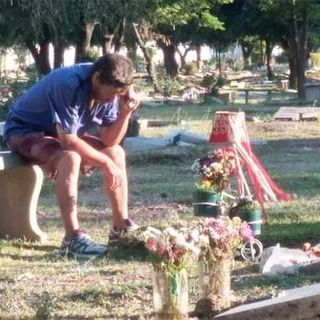 Papà Miguel Ángel si ritrova al cimitero davanti alla tomba del figlio per ascoltare alla radiolina le partite della squadra del cuore del suo Nahuel, scomparso in un incidente d'auto a 19 anni nel 2016 di ritorno da una trasferta del San Martín