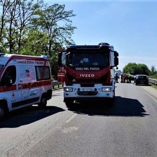 Tragedia nel Novarese: scontro tra furgone e auto, una donna perde la vita