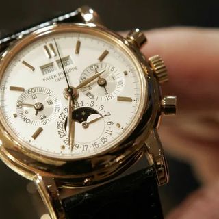 Milano, rompono il vetro della Ferrari e &quot;soffiano&quot; Patek Philippe da 40mila euro