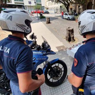 Milano: ruba carta di credito a una turista e poi viene ‘pizzicato’ in un sexy shop dalla Polizia di Stato
