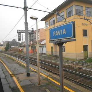 Pavia, gravissimo il 19enne investito da un treno