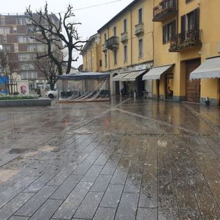 Magenta: dopo le pallonate in piazza anche i fuochi d’artificio per festeggiare il compleanno