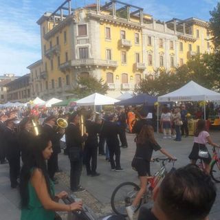 Magenta: piazza gremita di gente per la festa delle associazioni e dei suoi volontari
