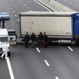 Ladri assaltano un furgone portavalori sulla A4: autostrada bloccata