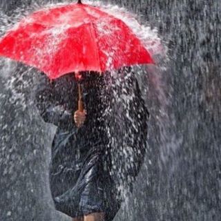 Acqua, acqua e ancora acqua: sarà un fine settimana di nuvole e pioggia