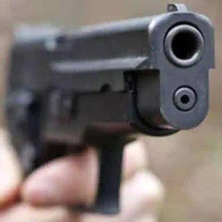 Casarile: spara tre colpi di pistola nell’androne condominiale, arrestato dai Carabinieri