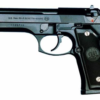 Legnano, punta pistola sui passanti: i carabinieri arrestano un 38enne