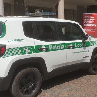 Aggredisce gli agenti della Polizia locale al comando di Abbiategrasso: bloccato con lo spray