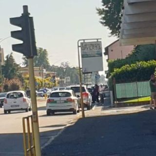 Magenta: cammina nudo per le vie del centro, giovane bloccato in via Milano