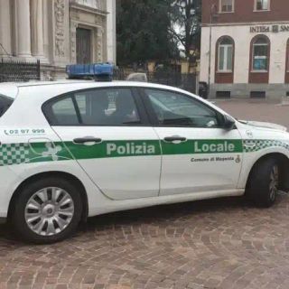 Magenta, ancora vandali in centro: tra danneggiamenti e sputi ai passanti