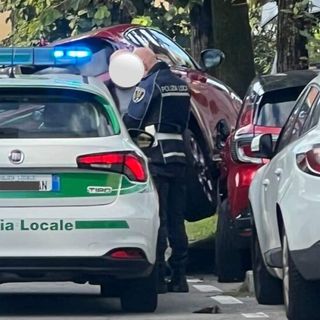 Magenta: perde il controllo dell’auto e finisce contro un veicolo in sosta