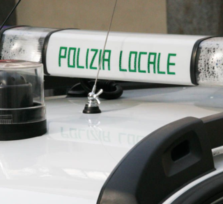 Vigevano: beccato mentre fa la pipì sul paraurti di un'auto, sanzionato 19enne