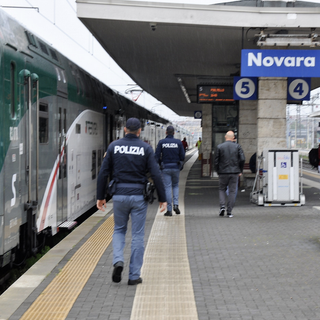 Arrestato a Crotone il 22enne accusato di violenza sessuale su un treno a Novara