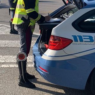 Novara: sanzionato autista di autobus per trasporto illegale di merci