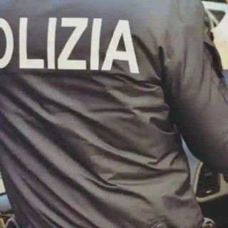 Novara: prende a pugni la moglie per strada, rumeno arrestato