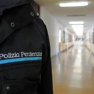 Vigevano, minaccia di gettarsi: lo salva un agente penitenziario