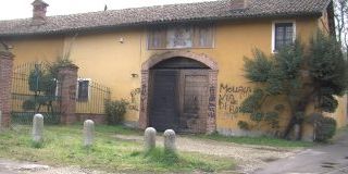 Pavia, minaccia famiglia bruciando portone di casa