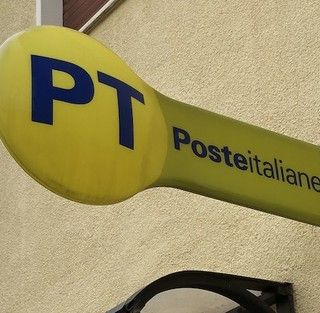 Garlasco: con un'auto ariete sfondano la porta dell'ufficio postale e poi fanno esplodere il bancomat