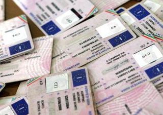 Milano, patenti false in vendita a 150 euro: truffa scoperta dalla Polizia Locale