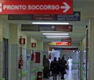 Pavia: 23enne scaglia a terra la bimba di sei mesi durante una lite con la moglie