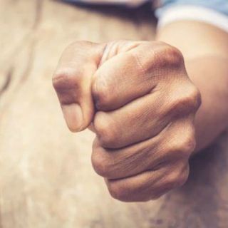 Pugno e aggressione: 18 e 19enne arrestati a Milano
