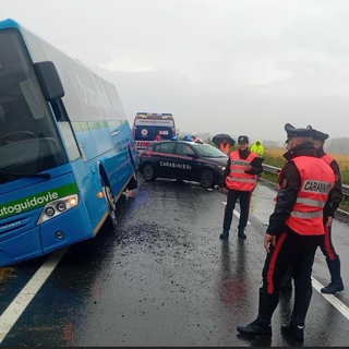 Autobus di linea carico di studenti esce di strada sulla provinciale 211, grosso spavento ma nessun ferito
