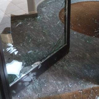 Magenta: incursione in una palazzina di via Pusterla, ingresso preso a sprangate