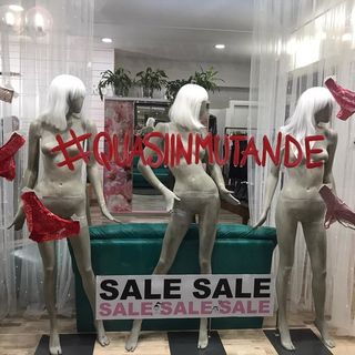 «Siamo quasi in mutande»: l'originale protesta dei commercianti di Galleria Manzoni a Varese lascia il segno