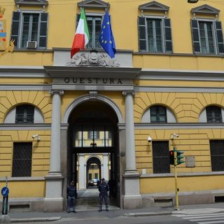 Esce dalla Questura di Milano e commette una rapina