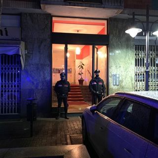 Strage nella notte in Piemonte: uccide la moglie, il figlio disabile e i padroni di casa e poi tenta il suicidio
