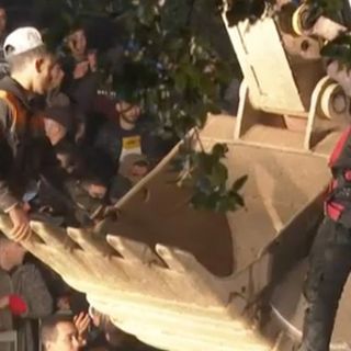 Rayan, piccolo eroe di tutti noi: è stato estratto vivo dal pozzo. Ma poi sull'elicottero si spegne la speranza