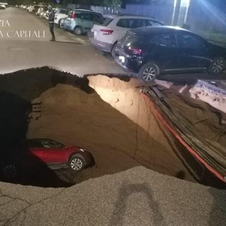 LA FOTO. Roma, si apre voragine: due auto inghiottite