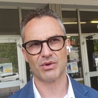 Accoltellamento all’Alessandrini di Abbiategrasso, il preside: “La professoressa sta bene, ringrazia tutti per le manifestazioni di affetto”