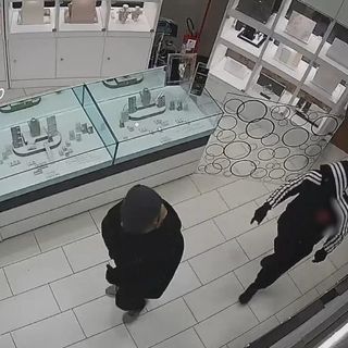 Rapina in gioielleria a Rho: quarto complice incastrato dall’anello regalato alla sua ex