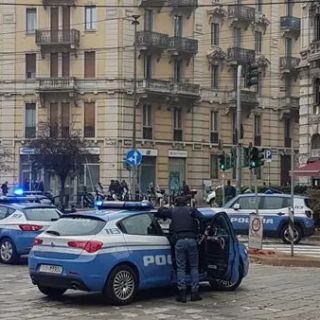 Rapina in banca da 160 mila euro a Milano in piazza Salgari