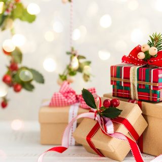 Natale: per i regali 158 euro a testa, -36% rispetto al 2019
