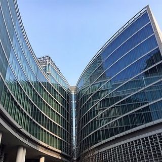Palazzo Lombardia e grattacielo Pirelli si illuminano di verde per onorare gli Alpini