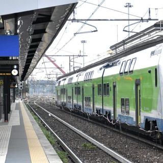 Ubriachi scatenano caos su un treno a Rho e picchiano passeggeri, arrestati